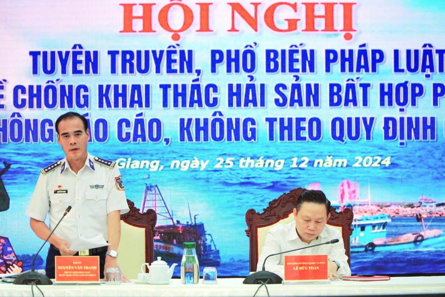 Đại tá Nguyễn Văn Tranh - Phó Tư lệnh pháp luật, BTL Vùng Cảnh sát biển 4 phát biểu tại Hội nghị tuyên truyền, phổ biến pháp luật về chống khai thác IUU