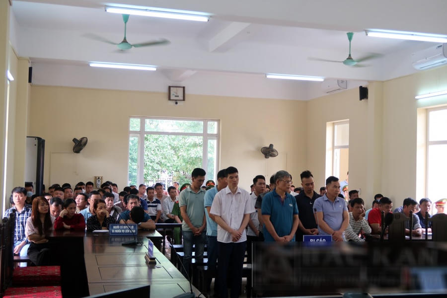 Cựu Giám đốc Công ty CP đăng kiểm Bắc Kạn cùng thuộc cấp tại phiên tòa xét xử tội nhận hối lộ. Ảnh: Công an Bắc Kạn.
