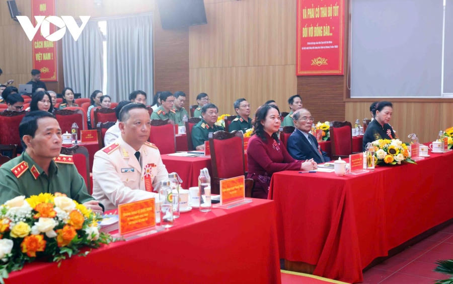 Các đại biểu dự buổi lễ.