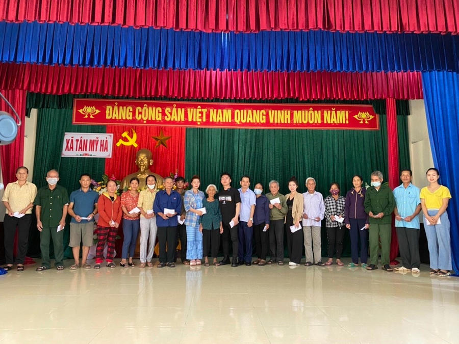 Hơn 300 suất quà được ca sĩ trao tận tay tới người dân ở hai huyện Thanh Chương – Nghệ An và Hương Sơn – Hà Tĩnh.