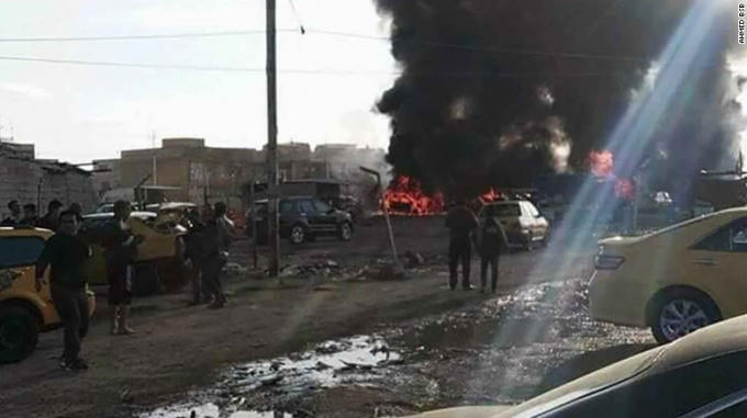 CNN dẫn lời một quan chức an ninh Iraq cho biết, vụ tấn công nhằm vào một chợ xe hơi đông đúc ở quận Shiite al-Bayaa, thủ đô Baghdad, nơi tập trung nhiều người Hồi giáo dòng Shiite sinh sống. (Ảnh: CNN)