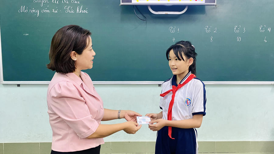 Phòng GD &amp;amp; ĐT TP Biên Hòa đại diện gửi đến em Nhi phần quà và thẻ bảo hiểm y tế  để em có thể sớm đi khám vết thương ở chân.