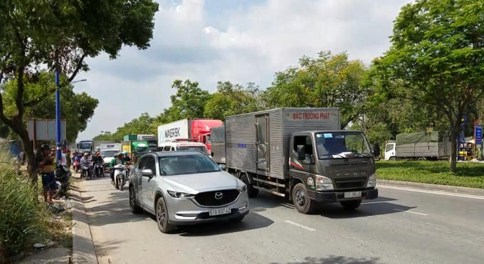 Giao thông qua khu vực ùn ứ nghiêm trọng (Ảnh: Nguyễn Hảo)