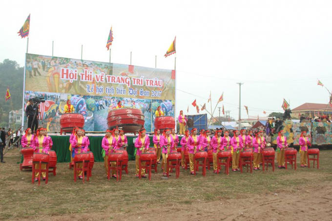 Đội trống nữ Đọi Tam múa trống khai hội.