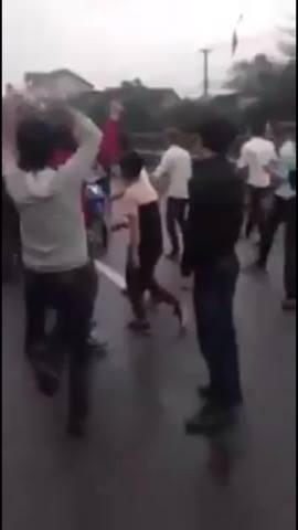 Hàng chục thanh niên hăng say "quẩy" giữa đường QL 1 (ảnh cắt từ clip).