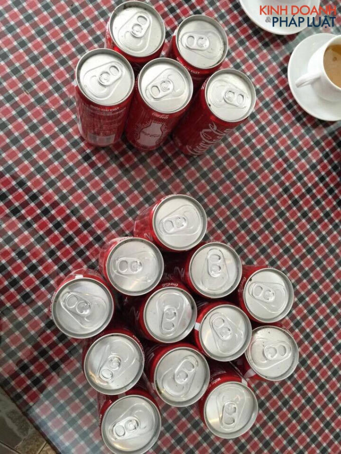 Anh Tiến mua một thùng Coca- cola có 24 lon thì có đến 12 lon sản phẩm không hề có “ruột”, 5 lon bị ít nước, chỉ còn 1/2 – 1/3 lon (Ảnh: Phan Hưng)
