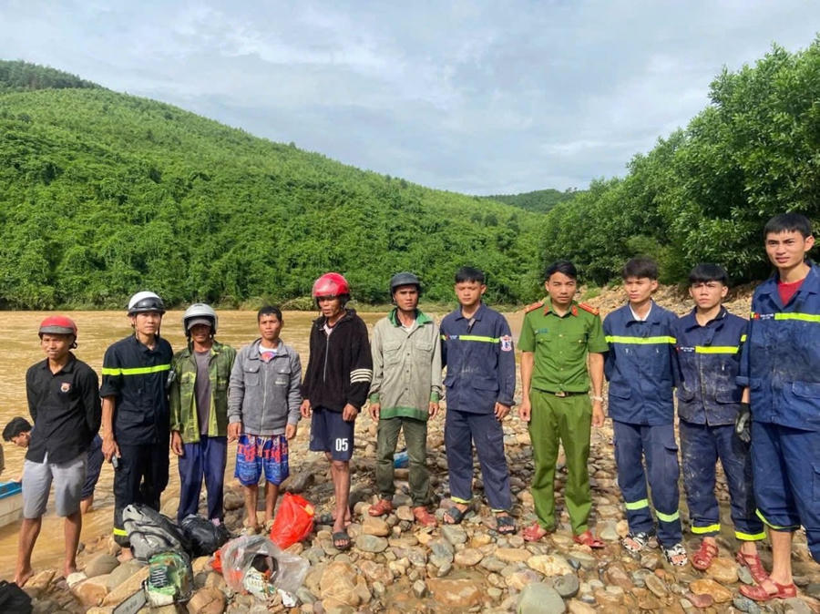Lực lượng công an giải cứu 05 người dân bị cô lập do nước lũ dâng cao vào tại xã Hiếu Giang. (Ảnh: Công an tỉnh Quảng Trị)