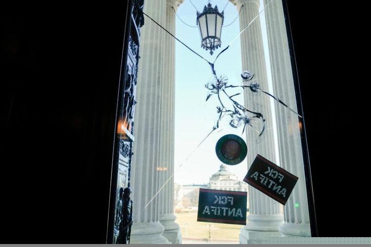 Những vết đạn trên cửa kính ở lối vào Điện Capitol.