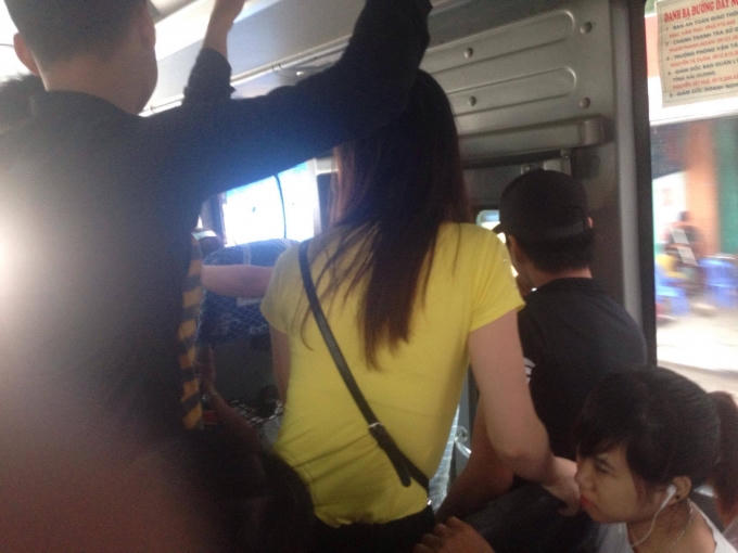 Nhiều bạn trẻ phải đứng v&igrave; lượng kh&aacute;ch đ&ocirc;ng nghẹt.