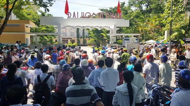 Đó là một nữ sinh dự thi tại điểm thi trường Dự bị đại học TP HCM do trường Đại học Sư phạm TP HCM chủ trì. (Ảnh Đại Dương).