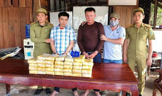 Các đối tượng cùng tang vật.