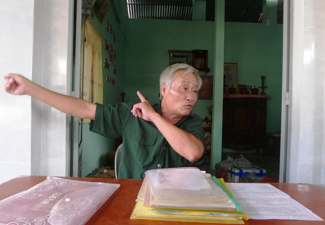 &Ocirc;ng Nguyễn Văn Mỹ - nguy&ecirc;n Trung đội trưởng du k&iacute;ch x&atilde; Ba Ch&uacute;c kể lại tội &aacute;c của bọn P&ocirc;n Pốt trong 12 ng&agrave;y chiếm đ&oacute;ng tại Ba Ch&uacute;c