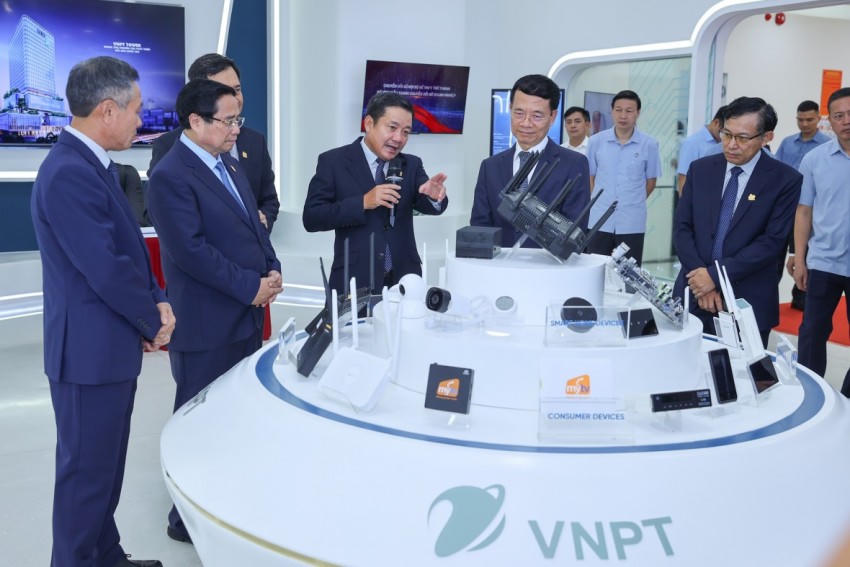 Thủ tướng thăm các gian trưng bày sản phẩm của VNPT.