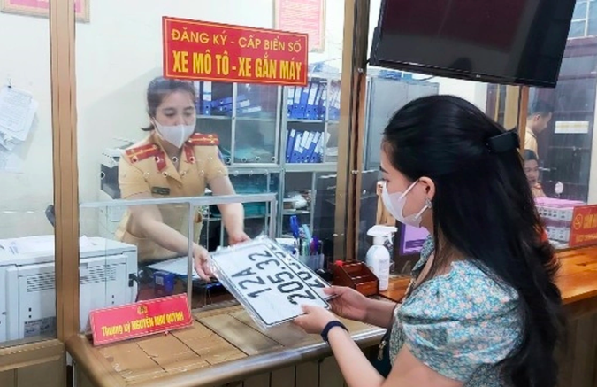 Trong thời hạn 30 ngày mà chủ xe không làm thủ tục thu hồi biển số và sang tên đổi chủ thì sẽ bị xử phạt 3 triệu đồng (đối với cá nhân) và 6 triệu đồng (đối với tổ chức). Ảnh minh hoạ.