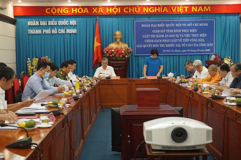 Phó Trưởng đoàn chuyên trách Đoàn ĐBQH TP.HCM Văn Thị Bạch Tuyết chủ trì buổi làm việc. Ảnh: CÙ HIỀN.