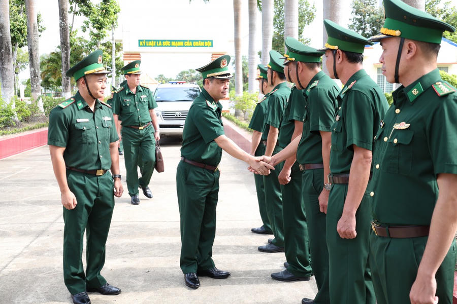 Đoàn công tác Bộ Tư lệnh BĐBP làm việc tại Đồn Biên phòng cửa khẩu quốc tế Vĩnh Xương.