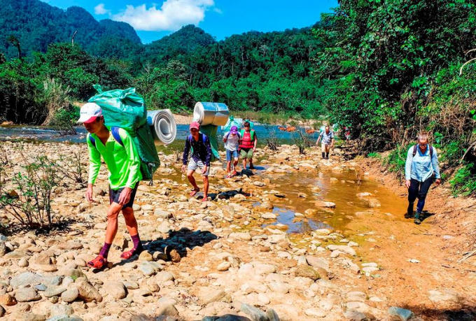 Đội ngũ porter người bản địa l&agrave; một phần rất quan trọng cho sự th&agrave;nh c&ocirc;ng cho c&aacute;c tour kh&aacute;m ph&aacute; hang động của Oxalis. Ảnh: Ryan Deboodt