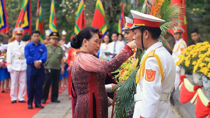 Chủ tịch QH Nguyễn Thị Kim Ng&acirc;n k&iacute;nh cẩn d&acirc;ng hương tưởng niệm c&aacute;c vua H&ugrave;ng