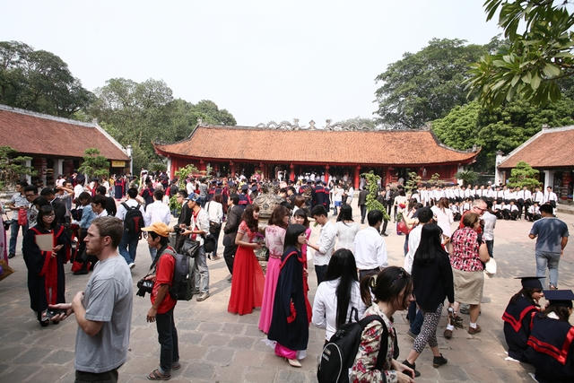 Vào Văn Miếu những ngày này, có lẽ cũng khó mà tham quan cho được.