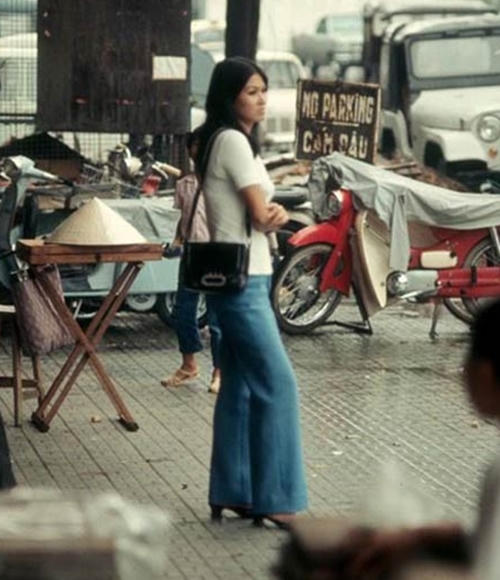 Mốt quần ống loe không thể thiếu trong tủ đồ của mọi quý cô Sài Gòn xưa.