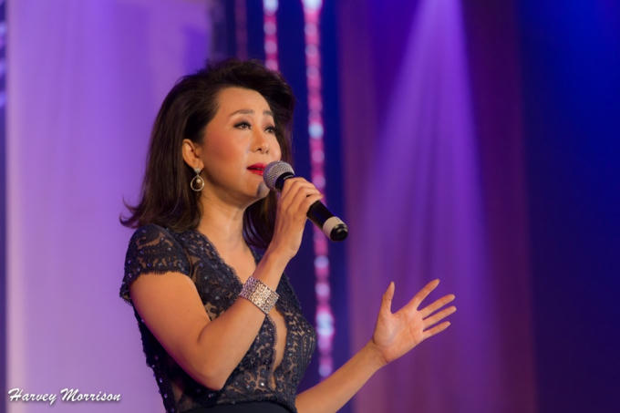 MC Kỳ Duyên dẫn dắt chương trình của danh ca Chế Linh.