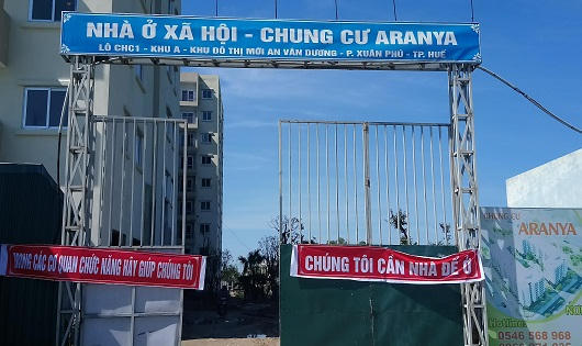 Nhiều băng rôn đã được khách hàng treo trước cổng khu chung cư yêu cầu giao nhà đúng thời hạn.
