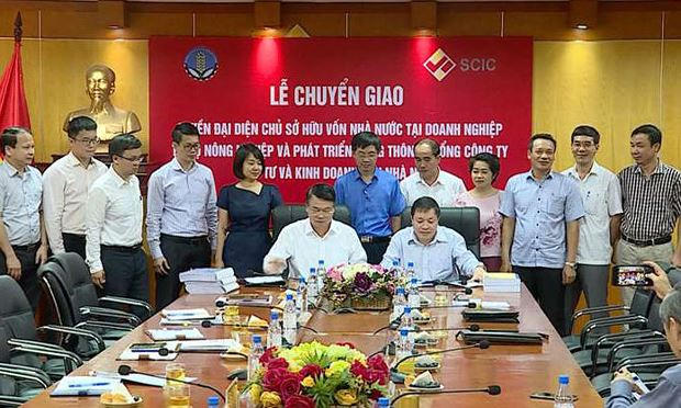 Bộ NN&amp;amp;amp;PTNT v&agrave; SCIC k&yacute; thực hiện chuyển giao quyền đại diện chủ sở hữu vốn nh&agrave; nước tại 2 DN