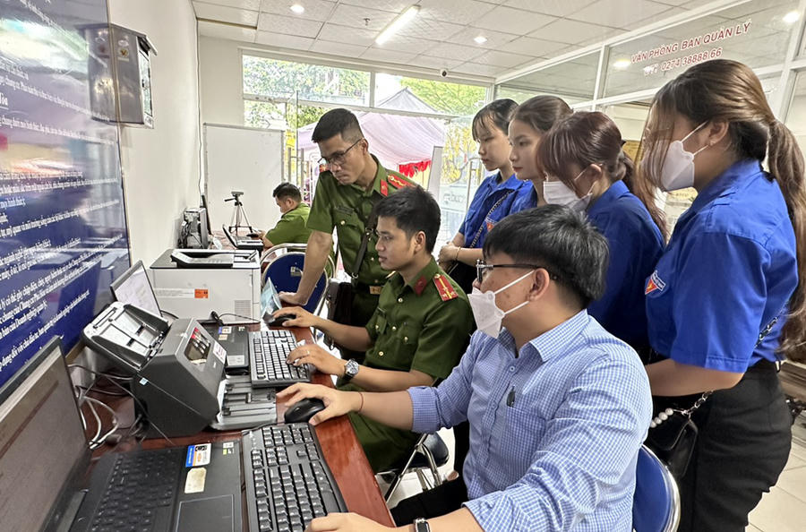 Lực lượng đoàn viên, cán bộ hỗ trợ người dân sử dụng dịch vụ công trực tuyến.