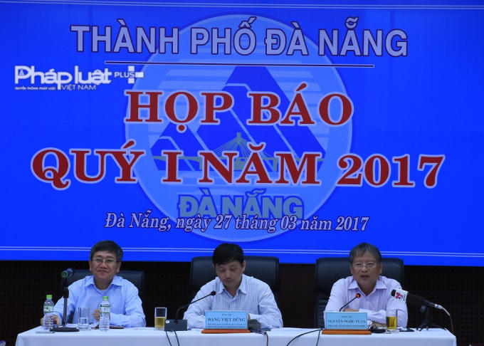 Phó chủ tịch UBND TP Đà Nẵng Nguyễn Ngọc Tuấn (ngoài cùng từ phải sang) khẳng định sẽ xem xét yêu cầu tháo dỡ nếu công trình gây nguy hại cho bán đảo Sơn Trà.