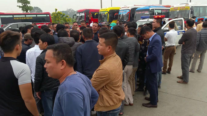 Gần 200 nh&agrave; xe đột nhi&ecirc;n dừng phục vụ phản đối H&agrave; Nội điều chuyển luồng tuyến