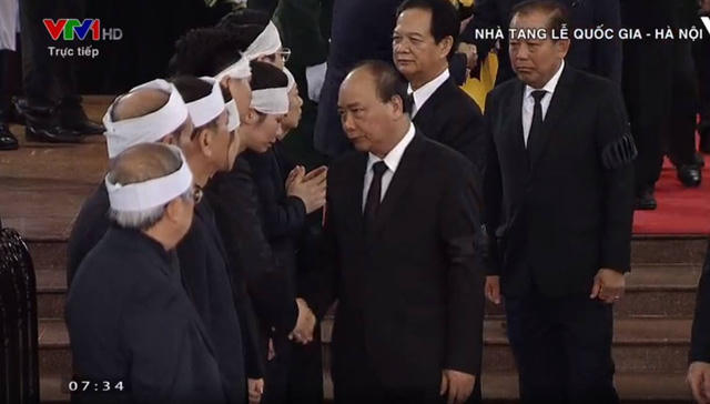 Thủ tướng Nguyễn Xuân Phúc, nguyên Thủ tướng Nguyễn Tấn Dũng và Phó Thủ tướng Trương Hòa Bình chia buồn cùng gia quyến.