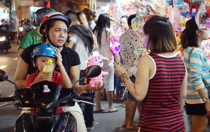 Tiểu thương giới thiệu lồng đèn cho các phụ huynh