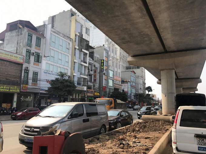 Hai bên đường đều được dùng làm nơi đỗ xe ô tô.