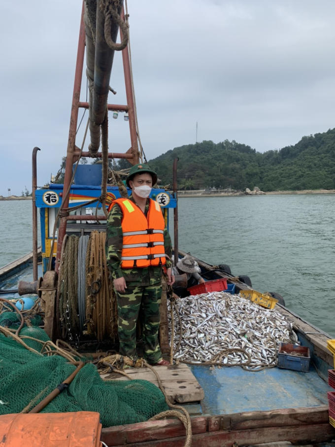 Lực lượng chức năng đưa người, phương tiện, tang vật vào cảng cá Cửa Sót để xử lý theo quy định.