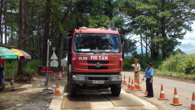 Kiểm tra trọng tải xe ô tô ben chở cát tại Trạm cân số 56 xã Quảng Sơn, Đăk Glong