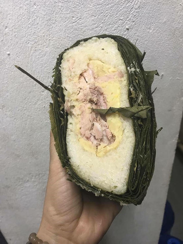 Chiếc bánh chưng sống, vỏ nhiều mà gia đình anh Thịnh mua về.
