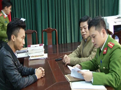 Nhật (áo đen) tại cơ quan Công an.