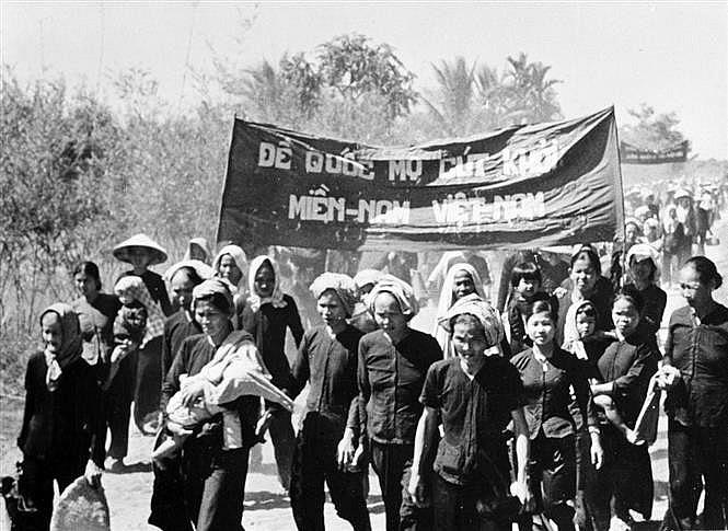 "Đội quân tóc dài" biểu tình phản đối đế quốc Mỹ trong thời gian diễn ra phong trào Đồng Khởi. Ảnh: Tư liệu TTXVN