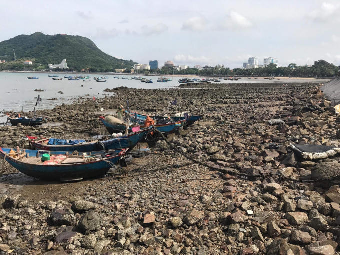 Vị trí thực hiện dự án là bãi bùn và đá ngầm