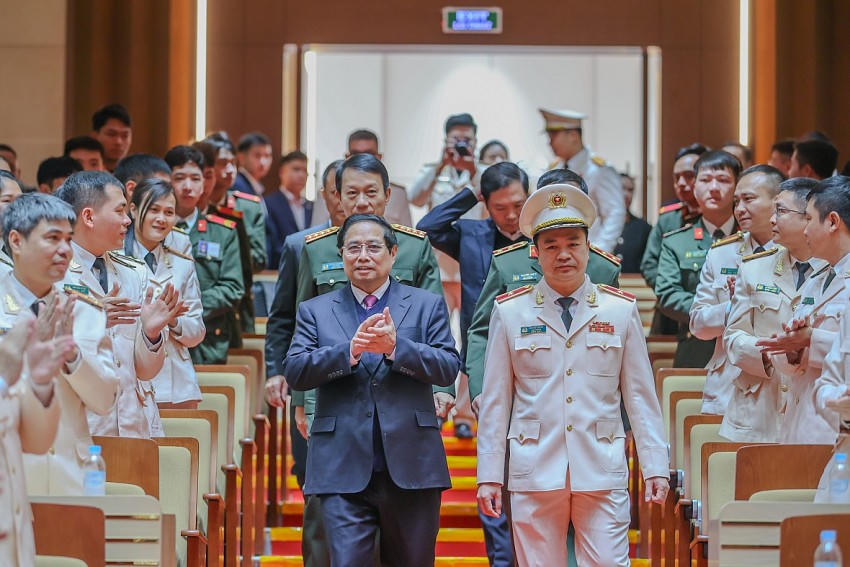 Thủ tướng chúc Tết và kiểm tra công tác ứng trực tại một số đơn vị quân đội, công an