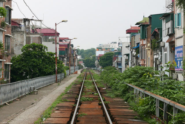 Cầu đường sắt nối từ phố Phùng Hưng đến ga Long Biên được người Pháp xây dựng hơn một trăm năm trước tạo thành đoạn đường tàu hoả cao ngang một tầng nhà, chạy len lỏi trong khu phố cổ Hà Nội.