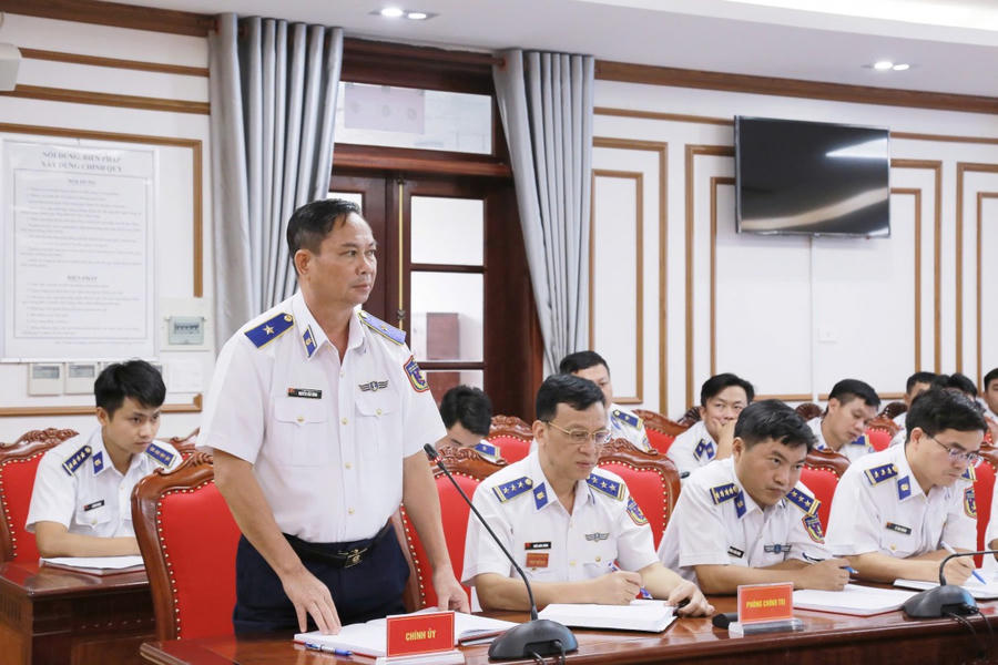 Thiếu tướng Nguyễn Văn Dũng - Bí thư Đảng ủy, Chính ủy BTL Vùng phát biểu tại hội nghị.