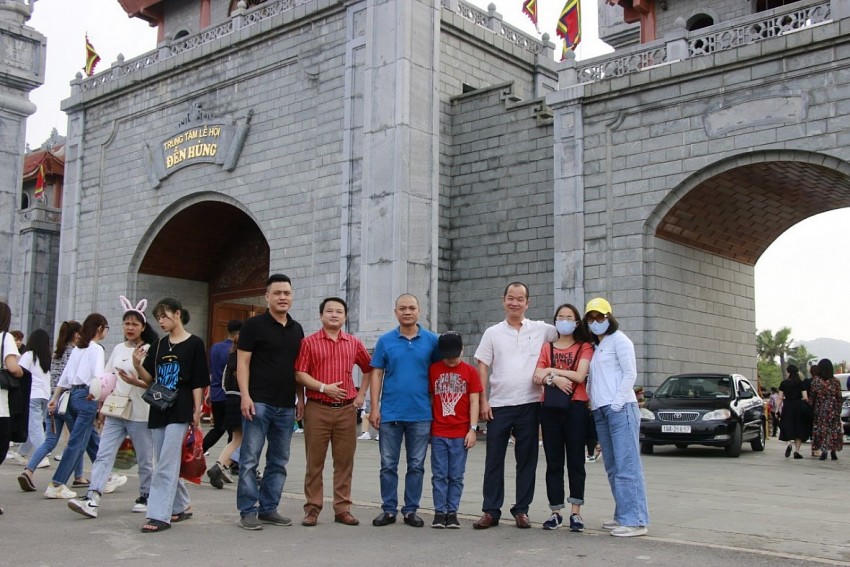 Du khách tham dự lễ hội đền Hùng