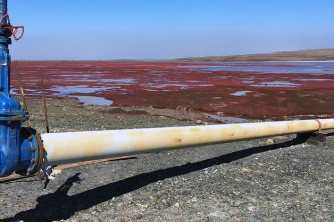 Chất thải công nghiệp là nguyên nhân hàng đầu bị tình nghi gây ra tình trạng dòng sông chuyển màu. (Ảnh: Twitter)