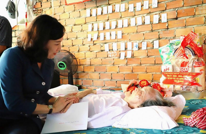 Phó Chủ tịch UBND tỉnh An Giang Nguyễn Thị Minh Thúy đến tận gia đình, ân cần thăm hỏi người có công.
