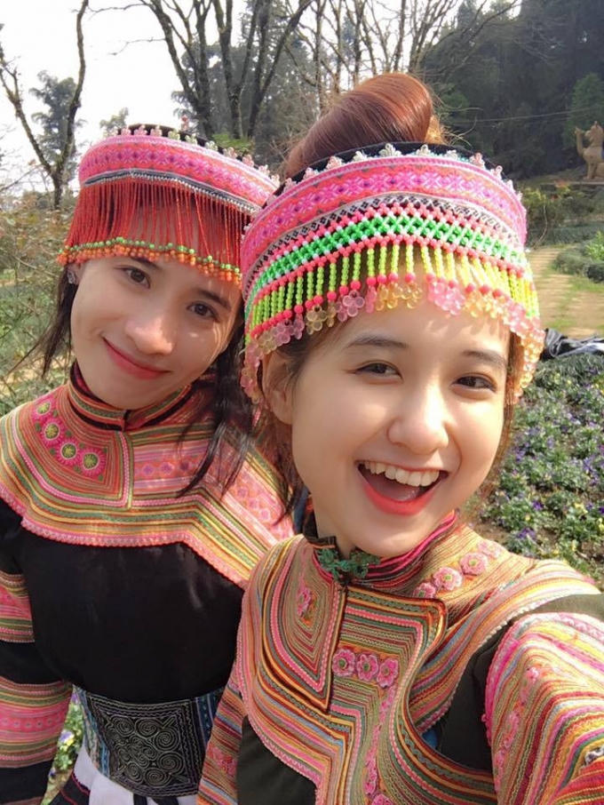 Phan Angela bên phải với nụ cười tỏa nắng.