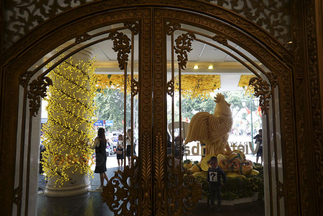 Chú gà được dựng lên trước cửa một trung tâm thương mại trên phố Hàng Bài.