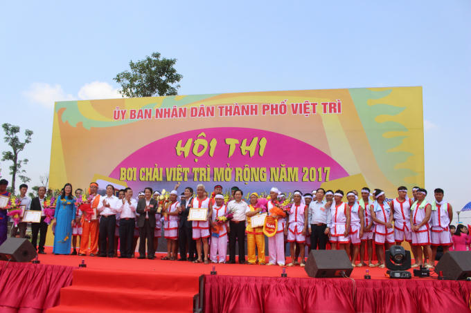 Các lãnh đạo UBND tỉnh, UBND TP Việt Trì chụp ảnh lưu niệm cùng đội giành giải nhất.