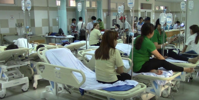 Các bác sĩ đã tiến hành thăm khám, truyền nước.