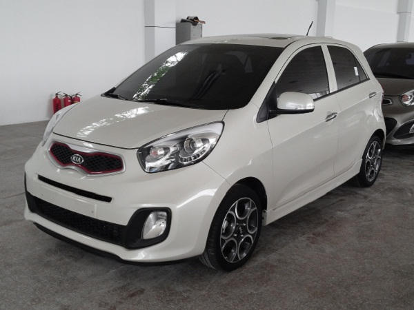 Trên thị trường Việt Nam, phân khúc xe giá rẻ đang là sự cạnh tranh khốc liệt của Kia Morning và Hyundai Grand i10, đây là hai mẫu xe dường như không có đối thủ trong cùng phân khúc.